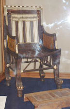 紀元前１３００年代の椅子とフートレスト